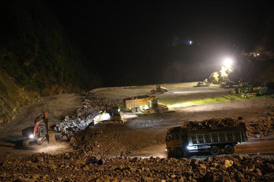 夜间次堆石区填筑 王锋孝 摄