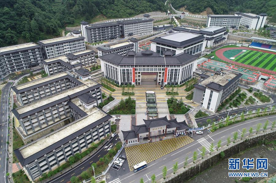 镇安县镇安中学建筑群（7月30日摄，无人机照片）。 新华社记者 邵瑞 摄