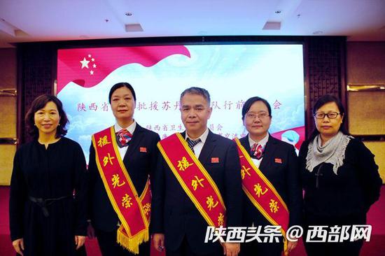 医疗队队员、西安市第四医院妇科临床中心副主任医师高红敏(左二)。