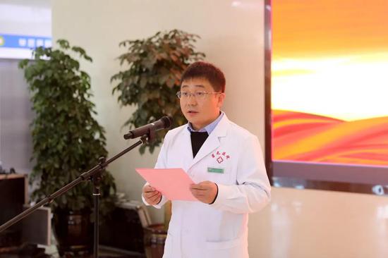 榆林市星元医院院长助理徐茂虎介绍星元医院大病救助基金相关情况。