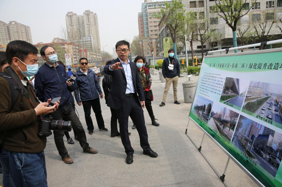 西安城投建设有限公司副总经理雷博介绍互助路转盘及向南东二环沿线绿化提升改造项目进度情况