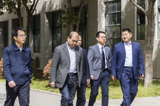 西安市长安区教育局领导一行参观走访西安现代职业高中校园