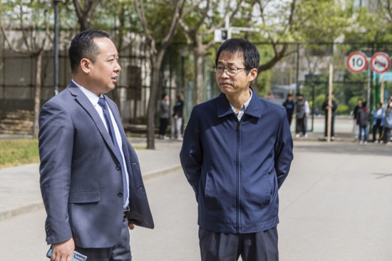 西安市长安区教育局张济帆调研员与副校长任军亲切交谈