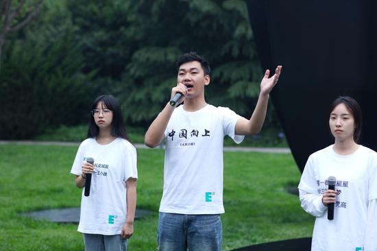 学生代表诗朗诵