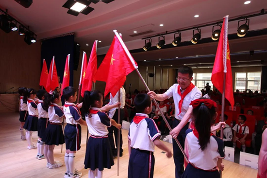 西安航天城第四小学党支部书记、校长杨勇为新中队授旗
