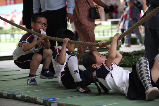 学生参加“重走长征路”体验活动
