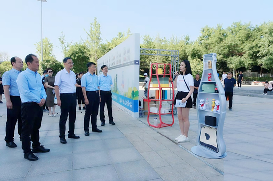 与会嘉宾参观可口可乐无废城市展