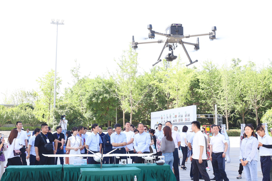参会人员参观环境执法装备展