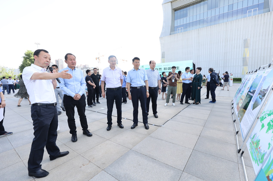 与会嘉宾参观我市生态环境治理展示区
