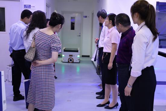 会后参观机器人小车