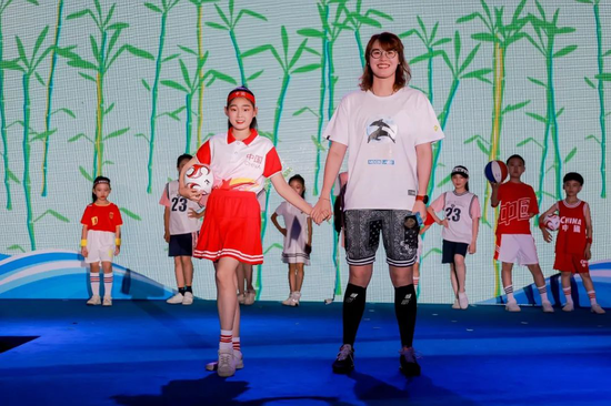 “海豚大使”傅园慧(右)
