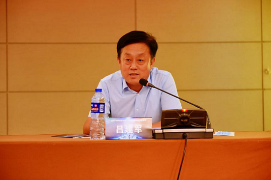 陕西省科学技术协会党组成员、副主席吕建军主持复赛评审会