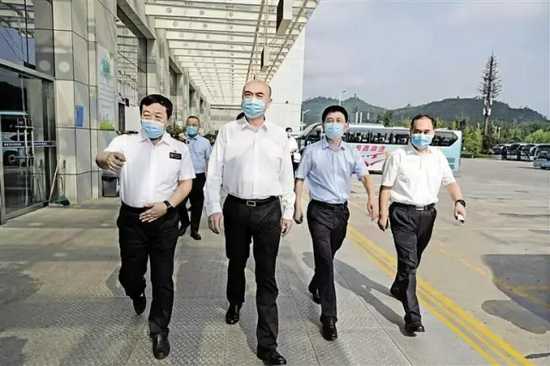 圖為他在商洛市汽車客運站，了解旅客健康查驗、分流轉運情況。（記者 張辰攝）