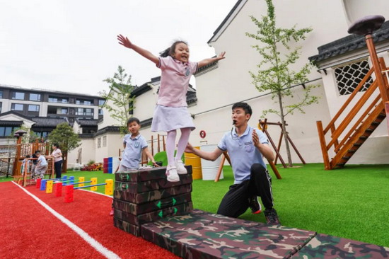 孩子们参加体育活动