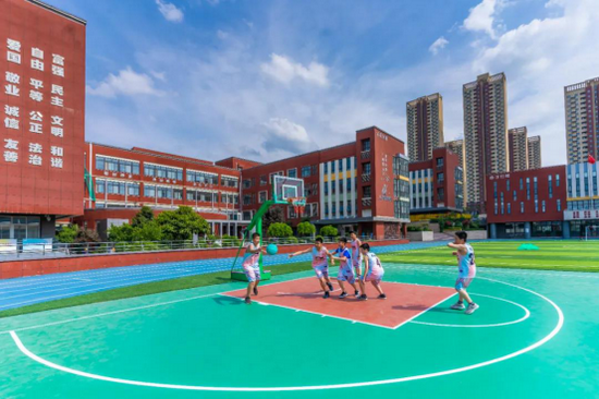操场上的篮球比赛