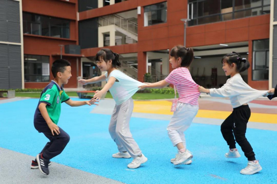 孩子们在“欢乐岛”玩耍