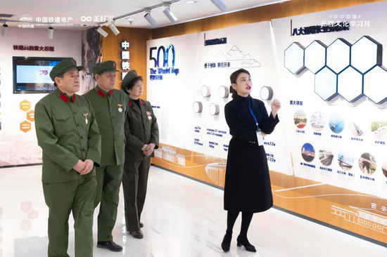 老铁道兵代表参观中国铁建房地产集团华中公司品牌馆