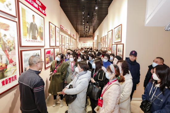 嘉宾参观年画收藏馆