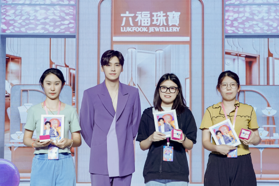 李易峰与粉丝互动赠礼