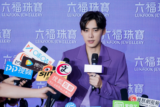 李易峰接受媒体群访