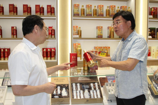 参观华鼎名酒广场