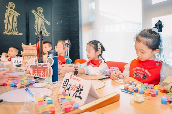 (图片:小朋友们绘制扇面)