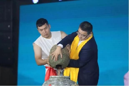 陕西柳林酒业集团总经理柳林进行新酒封坛