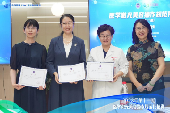 大会为会议主席曾维惠(左二)、授课专家王延婷(右二)、 授课专家刘艳(左一)颁发证书