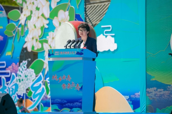  中共咸阳市委常委、市人民政府副市长李慧超在槐花节上讲话