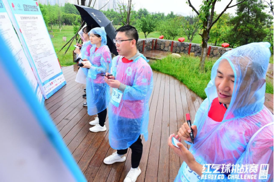 参赛者进行应急救护知识问答