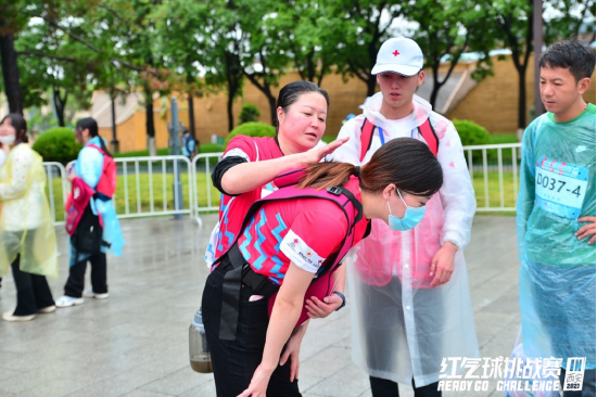 参赛者进行海姆立克急救任务