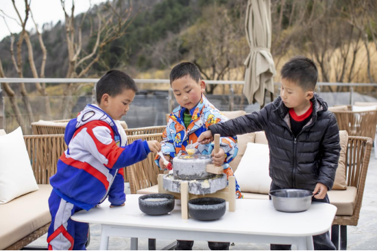 孩子们在农庄体验磨豆腐