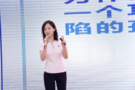 师俊莉主任为“小耳家庭”授课