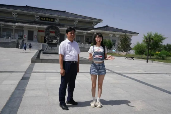 靖边县文化和旅游文物广电局党组书记、局长林泽(左)交通经济中心主持人cici(右)