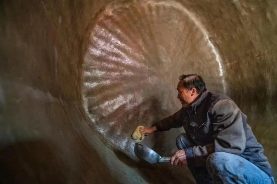 酒海制作工匠用植物油涂擦酒海内壁