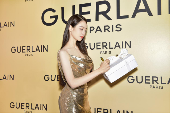 （法国娇兰全球品牌大使——吉娜爱丽丝女士手持亲笔签名礼盒）