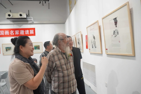 嘉宾观展