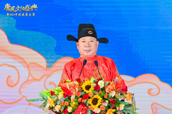 国花瓷西凤酒品牌创始人,陕西火凤凰陶瓷有限公司董事长孙士淮致辞