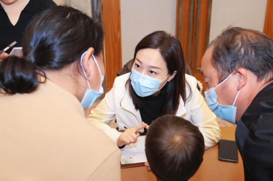 师俊莉副院长为“小耳家庭”解除疑虑