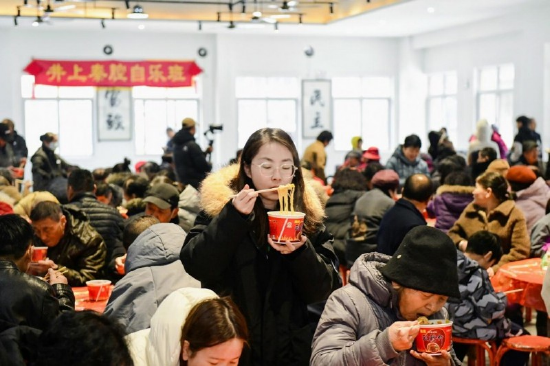 业主正在品尝精心烹制的面食