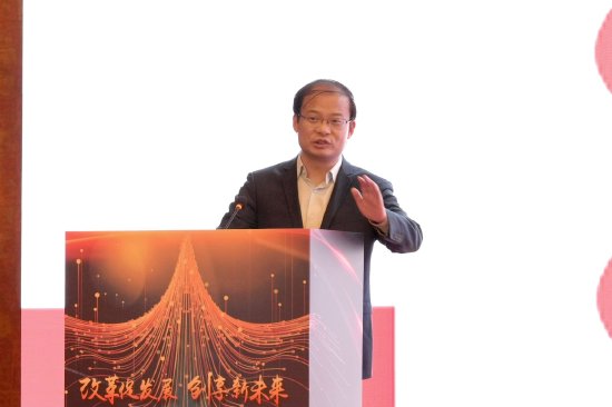 盛初集团董事长王朝成作《新百亿的西凤机遇及高端化战略》主题演讲