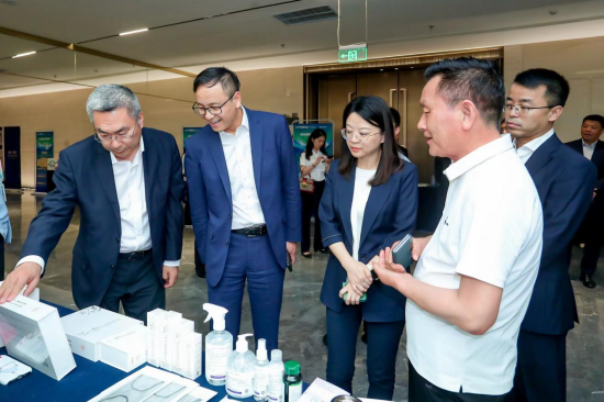参会嘉宾巡展,观看科创企业展示