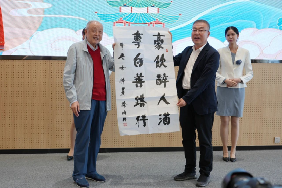 省政府原常务副省长、省慈善协会终身名誉会长徐山林为西凤酒赠送书法作品