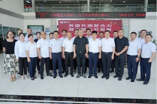 与蒙牛乳业宝鸡公司领导合影留念