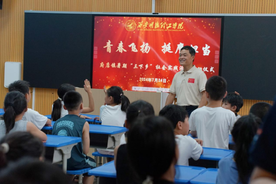 西安明德理工学院艺术与设计学院党委副书记、“青音童语”推广普通话队指导教师乔建老师总结讲话