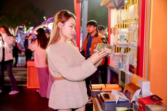 （图为西安人民品鉴公司产品及炽小茶茶饮料）