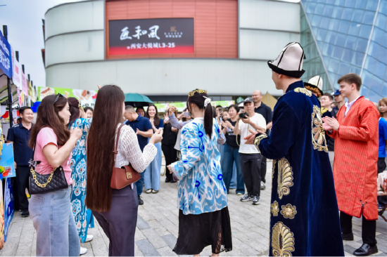中外游客现场互动