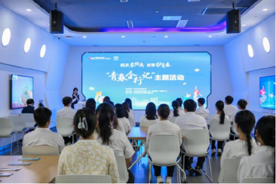图:光大银行无锡分行在无锡超算中心为太湖学院学生讲解金融知识