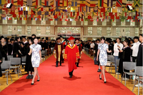  校领导步入会场