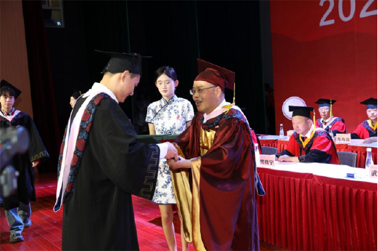 党委书记、政府督导专员、校学位评定委员会副主席栾宏为毕业生授学位、拨流苏